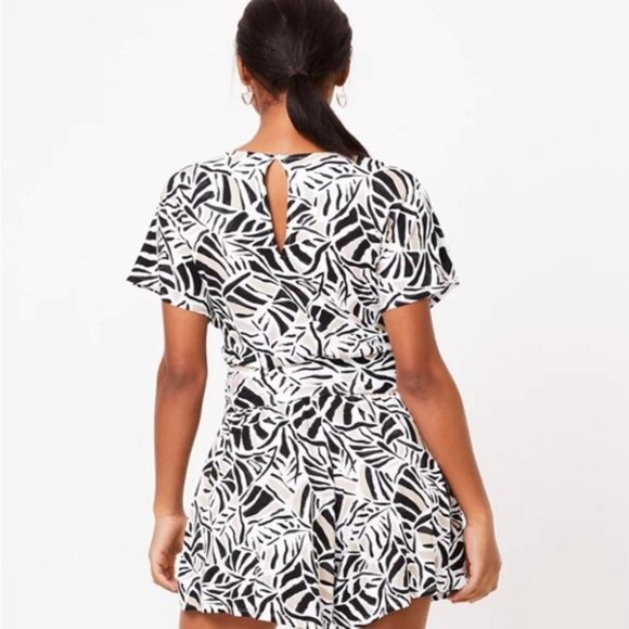 Loft Beach Romper Womens XL Black Beige White Flutter Sleeves Tie Belt vacay - Picture 2 of 15